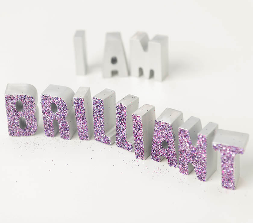 handgegossene bunte Buchstaben von A star is born als Kunstwerk